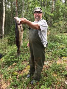 Kuva Tero Väisäsestä ja kalasaaliista