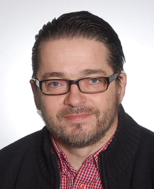 Henkilökuva Jukka Tuovisesta.