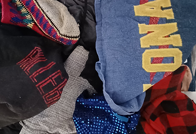 Erilaisia kodin tekstiilejä.