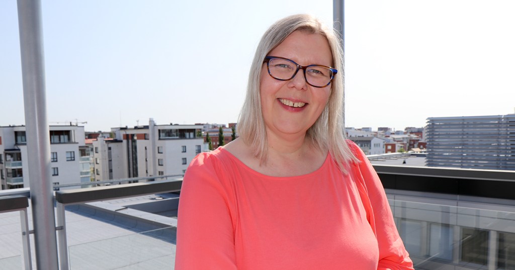 Henkilökuvassa Minna Tuhkanen.