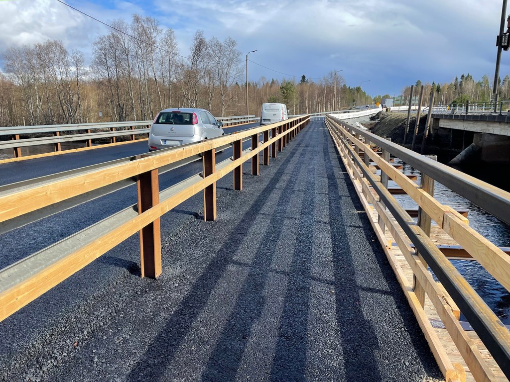 Autoliikennettä sillan kiertotiellä. 