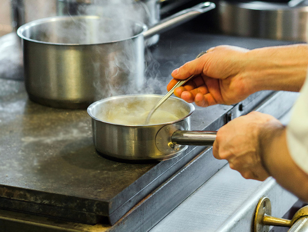 Työskentelyä ravintolassa.